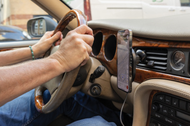 Logotrade werbemittel das Foto: PowerCruze magnetischer 15W Autohalter aus RCS rec. ABS