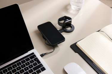 Logotrade Logogeschenke das Foto: VINGA Baltimore 2-in-1 kabelloser 15W RCS Travel Charger