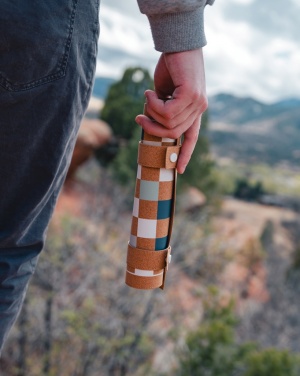 Logo trade firmakingituse pilt: Brittoni korgist kokkupandav backgammoni ja kabe mängukomplekt