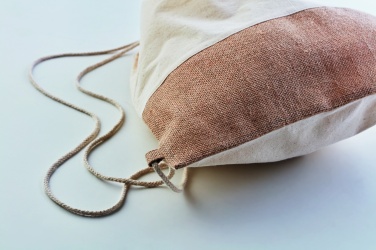 Logotrade meene foto: Pingutusnööriga kott džuudist detailidega