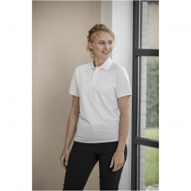 Logo trade mainoslahja kuva: Emerald lyhythihainen unisex Aware™-poolopaita kierrätetystä materiaalista