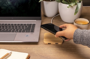 Logotrade mainoslahja ja liikelahja kuva: 10W bambuinen langaton laturi USB:llä