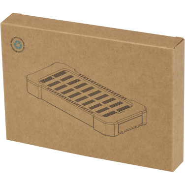 Logotrade mainoslahja tuotekuva: Altair 5 000 mAh:n ja 10 W:n kierrätysmuovista valmistettu kestävä aurinkoenergialla toimiva varavirtalähde, jossa on sisäänrakennettu taskulamppu