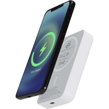 Logotrade korporatīvās dāvanas foto: Acrab 10.000 mAh 15W magnētiskā bezvadu pārnēsājamā uzlādes ierīce ar 20W PD - izgatavota no pārstrādātas plastmasas