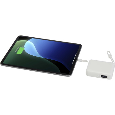 Logotrade biznesa dāvanas foto: Acrux 10.000 mAh 35W planšetdatora pārnēsājamais akumulators ar iebūvētu C tipa kabeli - izgatavots no pārstrādātas plastmasas
