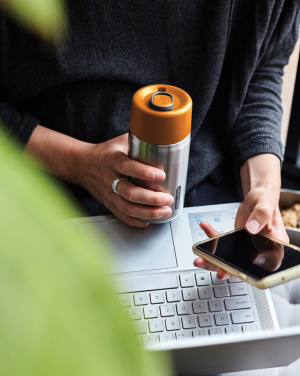 Лого трейд бизнес-подарки фото: Черный + Blum изолированный герметичный дорожный стакан из нержавеющей стали