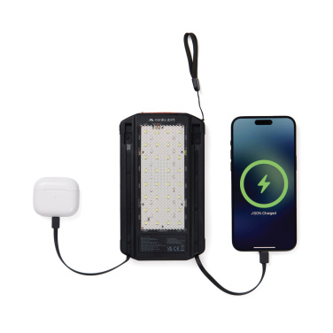 Logotrade profilprodukter bild: Nordic Drift Titan 10.000 mAh solcells-powerbank med 3 panel