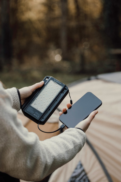 Logotrade kampanjprodukter bild: Nordic Drift Titan 10.000 mAh solcells-powerbank med 3 panel